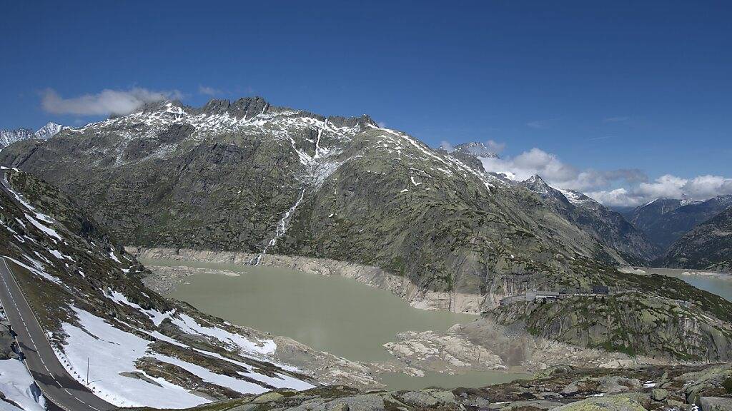 Der Grimselsee (links) soll mehr Wasser fassen können. Im Kanton Bern ist eine entsprechende Konzessionsänderung eingereicht worden. (Archivbild)