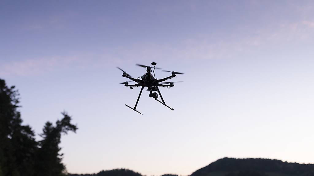 Für Drohnenpilotinnen und -piloten gelten in der Schweiz  ab dem 1. Januar 2023 neue Bestimmungen. Drohenpilotinnen und -piloten in der offenen Kategorie müssen eine Ausbildung absolvieren. (Archivbild)