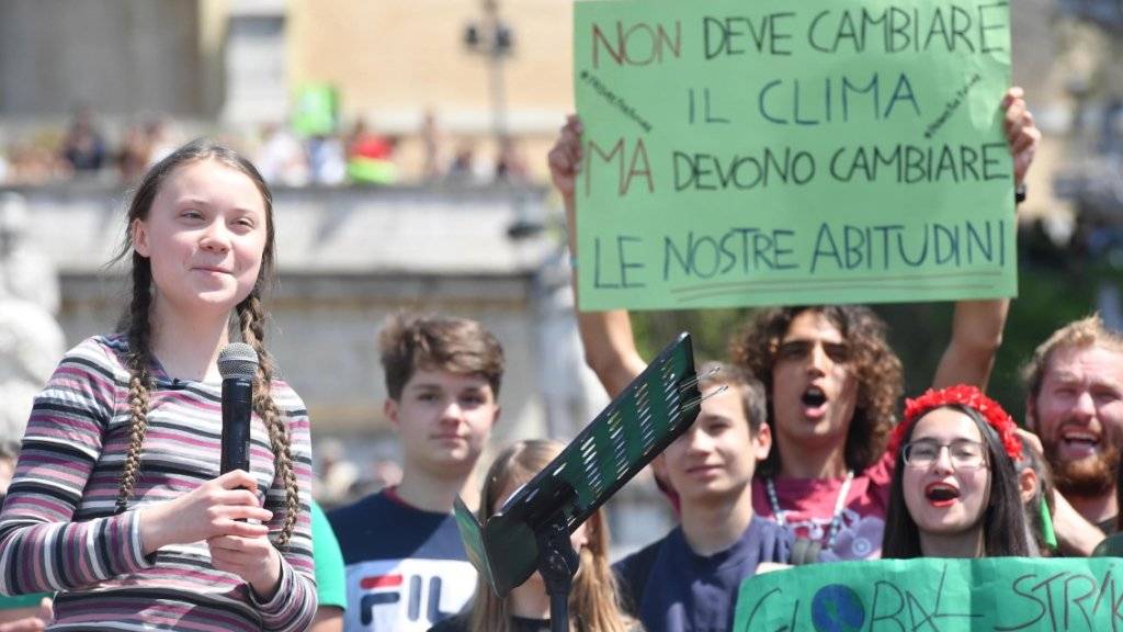 «Nicht das Klima muss sich ändern, aber unsere Gewohnheiten müssen es», halten Klima-Aktivisten in Rom in die Höhe, angeführt von der 16-jährigen Schwedin Greta Thunberg (links, mit Mikrophon).
