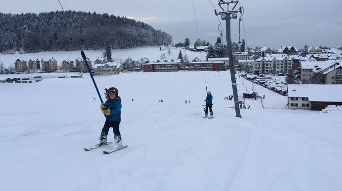 Andrang: Kinder versuchen sich am Skilift Beckenhalde. ZVG