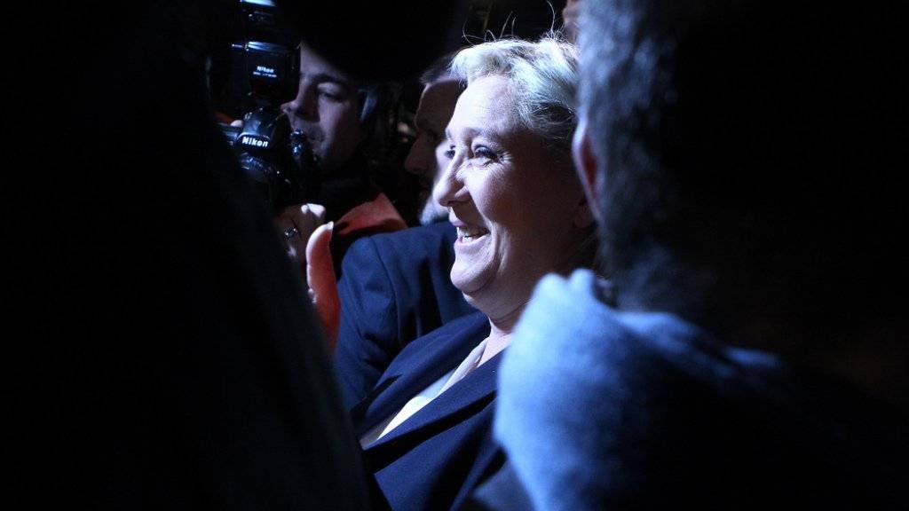 In bester Stimmung nach der ersten Runde der Regionalwahlen: FN-Chefin Marine le Pen im nordfranzösischen Hénin-Beaumont, umringt von Medienleuten