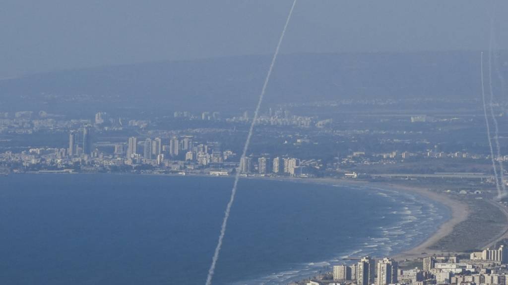 Das israelische Luftabwehrsystem Iron Dome feuert, um Raketen abzufangen, die aus dem Libanon abgefeuert wurden. Foto: Baz Ratner/AP/dpa