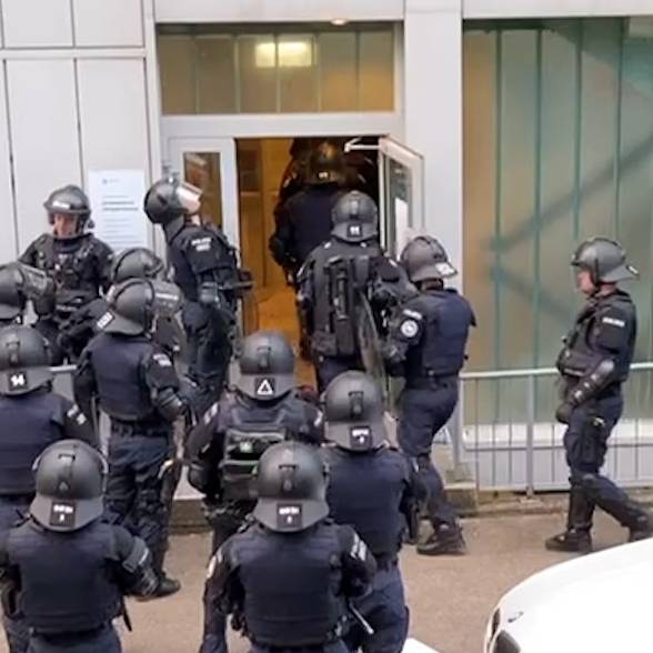 Hier marschiert die Polizei in besetztes Haus in Wipkingen