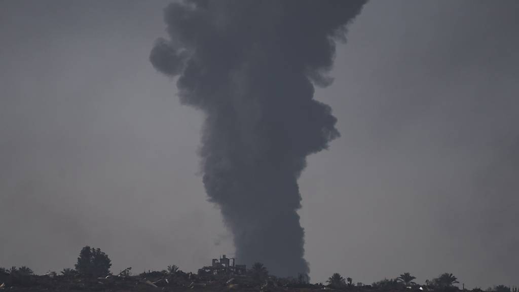 Rauch steigt im Gazastreifen in den Himmel, vom Süden Israels aus gesehen. Foto: Leo Correa/AP/dpa