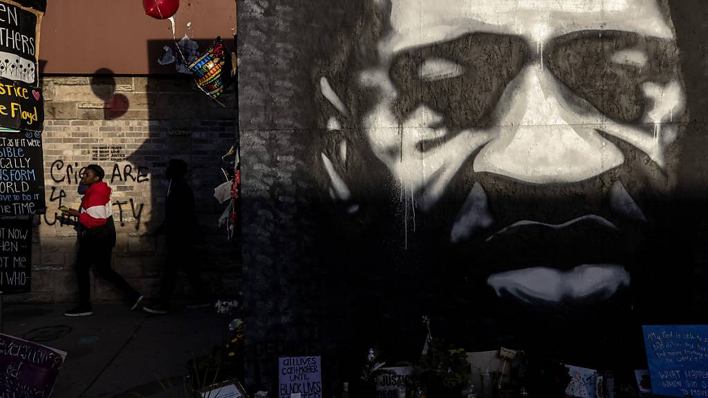 ARCHIV - Blick auf eine beleuchtete Gedenkstätte für George Floyd, der am 14. Oktober 47 Jahre alt geworden wäre. Er verstarb am 25. Mai 2020 infolge eines brutalen Polizeieinsatzes. Fast ein Jahr später beginnt in den USA der Prozess gegen den weißen Hauptangeklagten Derek Chauvin. Foto: Carlos Gonzalez/Star Tribune/AP/dpa