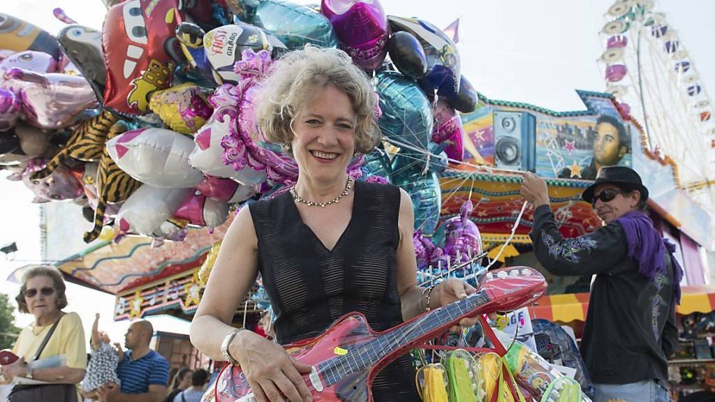 Die Zürcher Stadtpräsidentin Corine Mauch posiert an der offiziellen Eröffnung des «Züri Fäschts» mit einer Plastikgitarre.