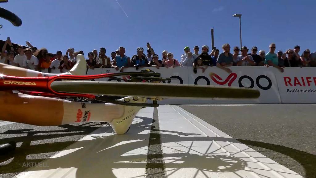 Sturz ins Ziel: Kuriose Szene bei der Zieleinfahrt am GP Gippingen