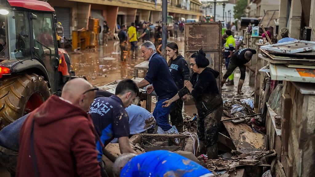 Aufräumarbeiten nach Flutkatastrophe in Spanien gehen weiter