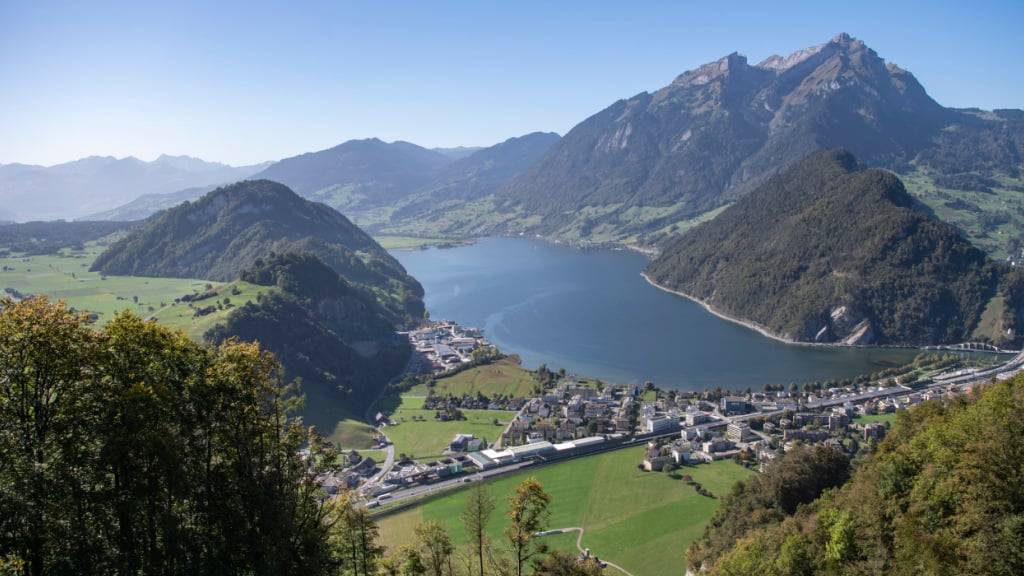 Der Alpnachersee, der Berg Lopper (Mitte rechts), sowie das Dorf Stansstad im Kanton Nidwalden. (Archivbild)