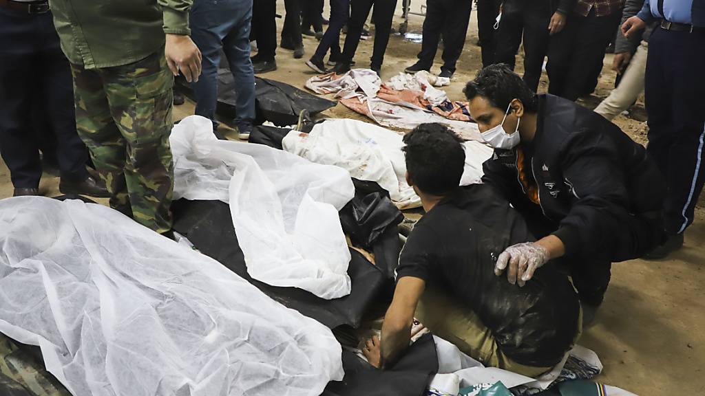 Menschen trauern bei den Opfern der Explosionen von Kerman.