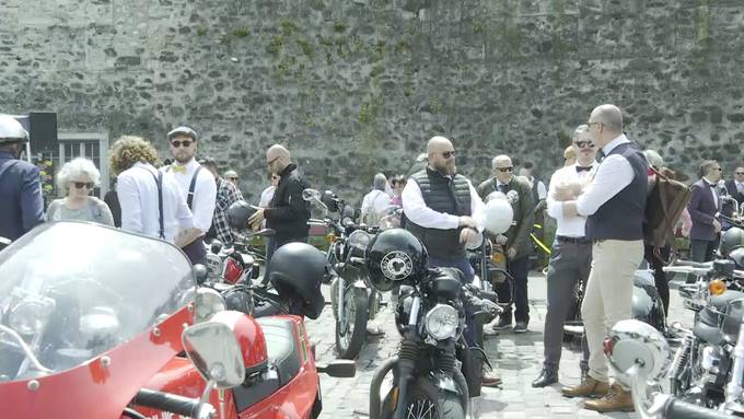 100 Männer sammeln in schicken Kleidern auf Motorrädern Spenden