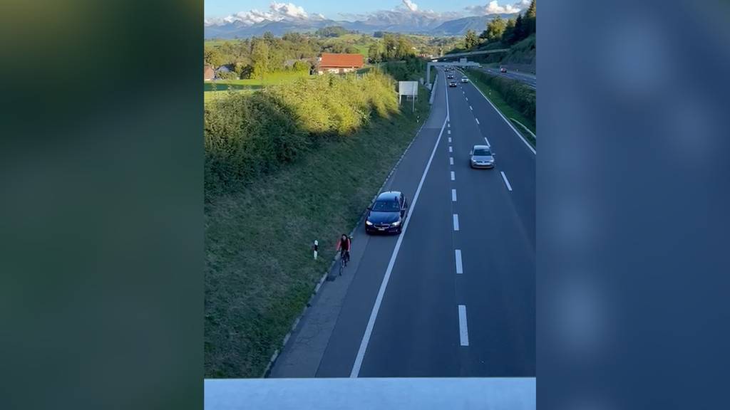 Video zeigt Velofahrerin auf Autobahn