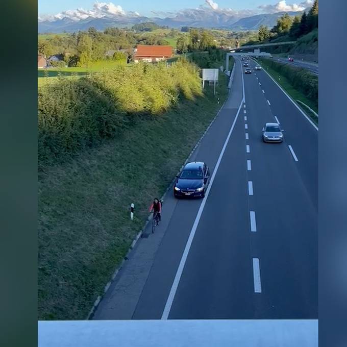 Video zeigt Velofahrerin auf Autobahn