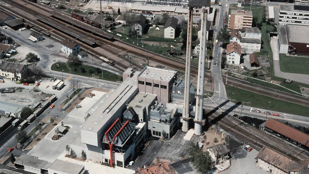 Die Winterthurer Kehrichtverwertungsanlage in einer Luftaufnahme um 1980: Die zweite Verbrennungslinie soll jetzt für knapp 300 Millionen Franken erneuert werden.