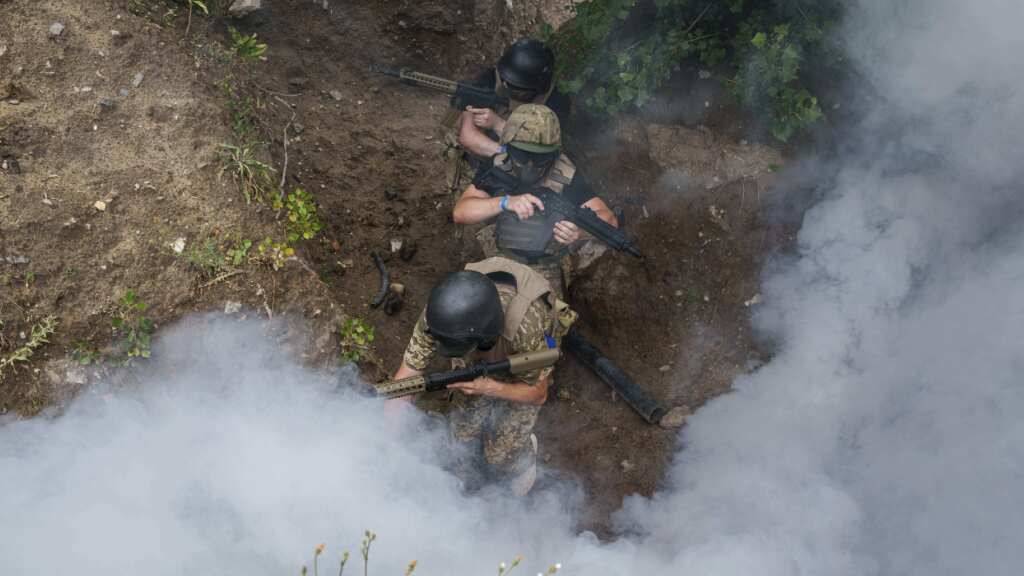 ARCHIV - Ukrainische Rekruten der 3. Sturmbrigade trainieren in der Region Kiew. Foto: Evgeniy Maloletka/AP/dpa/Symbolbild