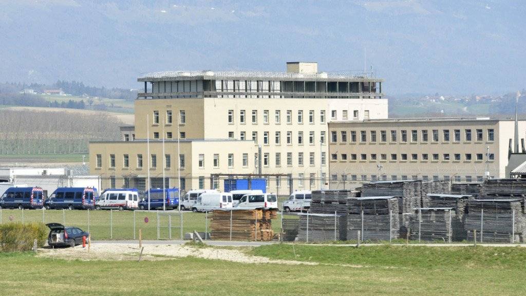 In der Strafanstalt bei Orbe VD wurde am Donnerstag ein Gefängniswärter wegen Verdachts auf Handel mit Drogen und Mobiltelefonen verhaftet. (Archivbild)
