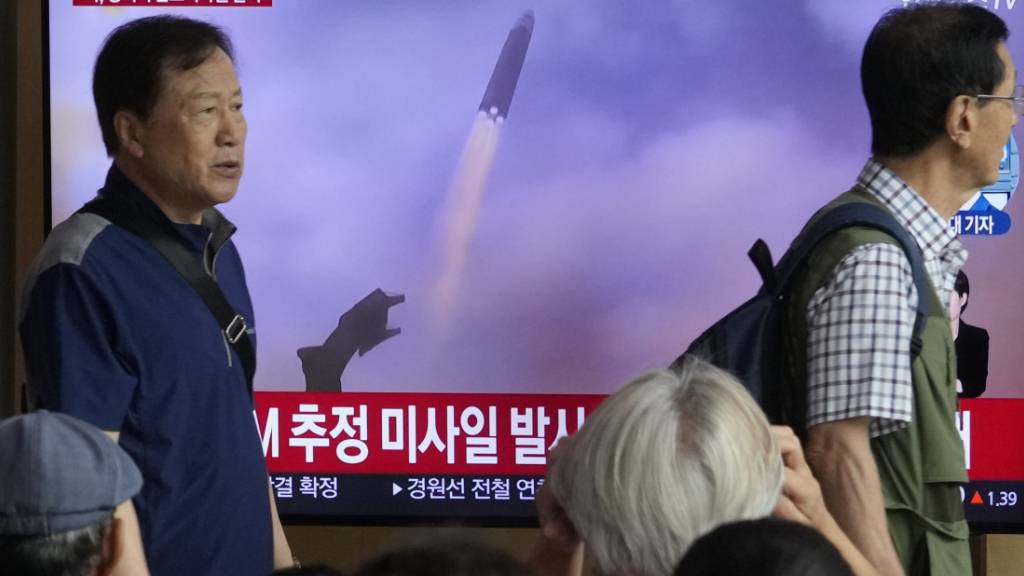 Ein Fernsehbildschirm im Bahnhof Seoul zeigt ein Bild des nordkoreanischen Raketenstarts während einer Nachrichtensendung. Foto: Ahn Young-joon/AP/dpa