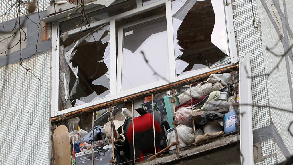 Ein zerbrochenes Fenster eines Wohnhauses, das durch den Fall von Trümmern einer russischen Angriffsdrohne beschädigt wurde. Foto: Mykola Miakshykov/ukrin/dpa
