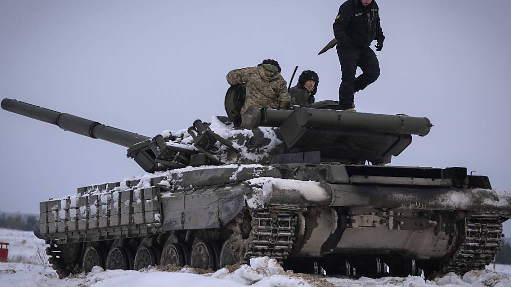 Ukrainische Soldaten üben an einem Panzer. Foto: Efrem Lukatsky/AP/dpa