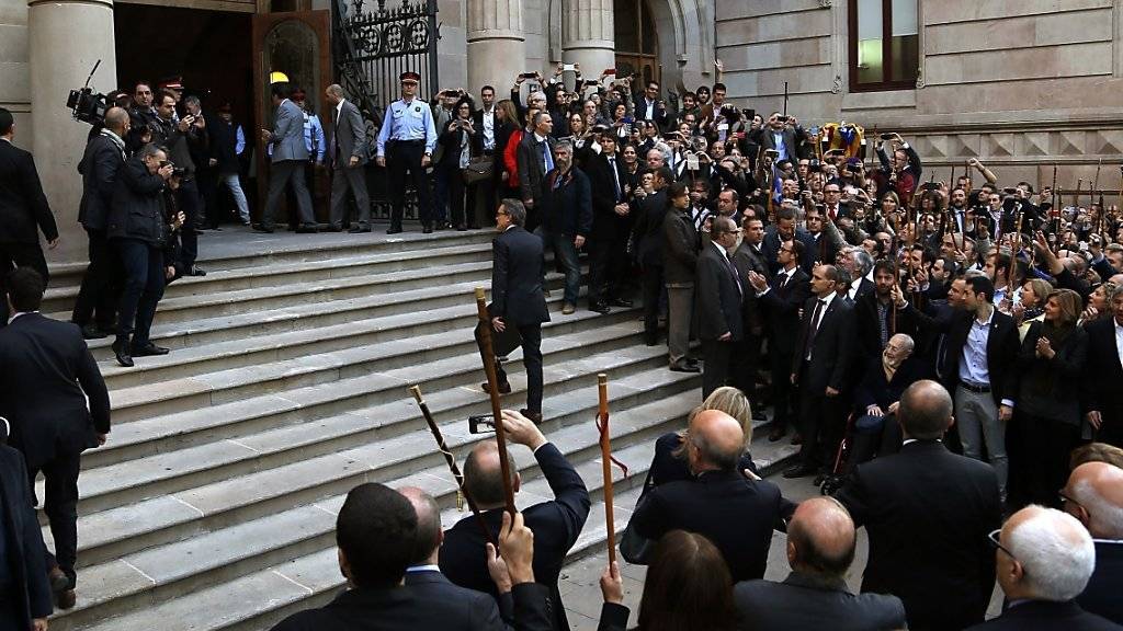 Der Präsident der spanischen Region Katalonien, Artur Mas (in der Mitte auf der Treppe) erscheint vor dem Obersten Gericht Kataloniens. Er wurde von zahlreichen politischen Mitstreitern und Unterstützern begleitet.