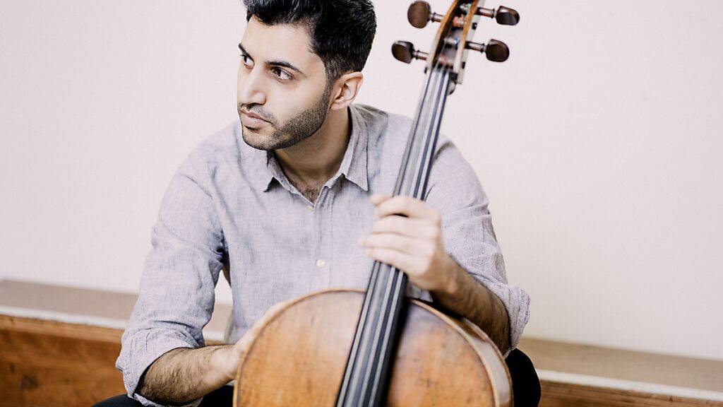 Kian Soltani spielt den Solopart im Cello-Konzert von Robert Schumann und eröffnet damit die 155. Saison der Tonhalle in Zürich. Der Cellist mit persischen Wurzeln wird in Zürich nicht nur Schumanns Romantik, sondern auch persische Volksmusik zu Gehör bringen.