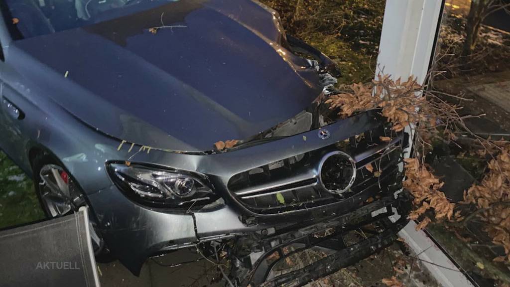 Promillefahrt: In Villmergen kracht ein betrunkener Mercedesfahrer in einen Balkonpfeiler