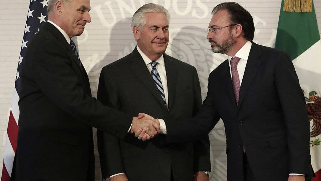 Der mexikanische Aussenminister Luis Videgaray (rechts) begrüsst seinen US-Amtskollegen Rex Tillerson (Mitte) und den US-Minister für Innere Sicherheit John Kelly.