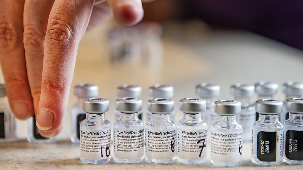 Der US-Pharmakonzern Pfizer wird vorübergehend die Liefermenge seines gemeinsam mit Biontech entwickelten Corona-Impfstoffes an europäische Länder senken. Grund sei ein Hochfahren des Produktionskapazitäten. (Archivbild)