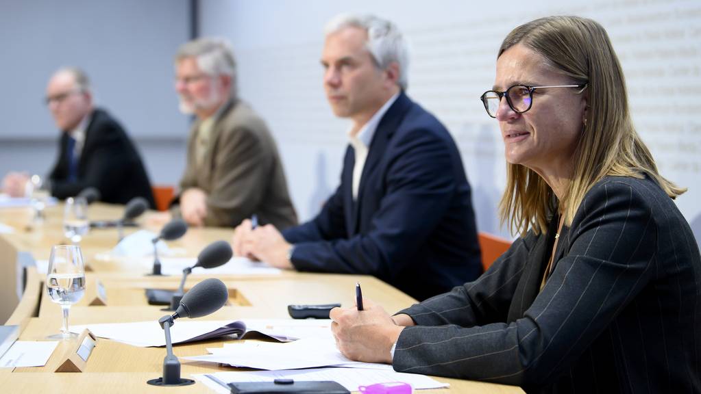 Virginie Masserey, Leiterin Sektion Infektionskontrolle, BAG, rechts, spricht während einer Medienkonferenz des Bundesrates zur aktuellen Lage im Zusammenhang mit dem Coronavirus, am Freitag, 16. Oktober 2020.