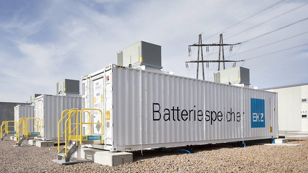 Die Technischen Betriebe Glarus planen, in Batteriespeicher zu investieren. Im Bild zu sehen sind Batteriespeicher der Elektrizitätswerke des Kantons Zürich. (Archivbild)