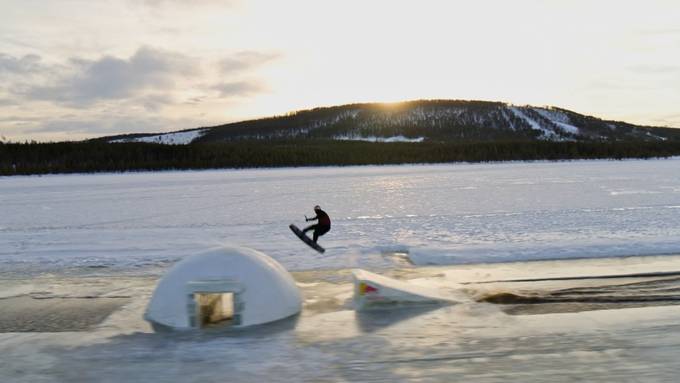 Wakeboarder kreieren eisigen Parcours in Schweden