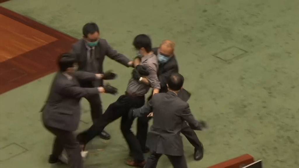 Hongkong: Handgreiflichkeiten im Parlament