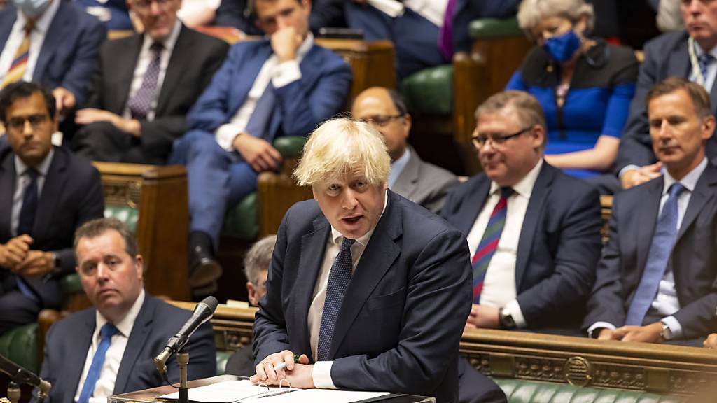 HANDOUT - Boris Johnson (M), Premierminister von Großbritannien, spricht bei einer Debatte zur Lage in Afghanistan im britischen Unterhaus. Foto: Roger Harris/UK Parliament/PA Media/dpa - ACHTUNG: Nur zur redaktionellen Verwendung im Zusammenhang mit der aktuellen Berichterstattung und nur mit vollständiger Nennung des vorstehenden Credits