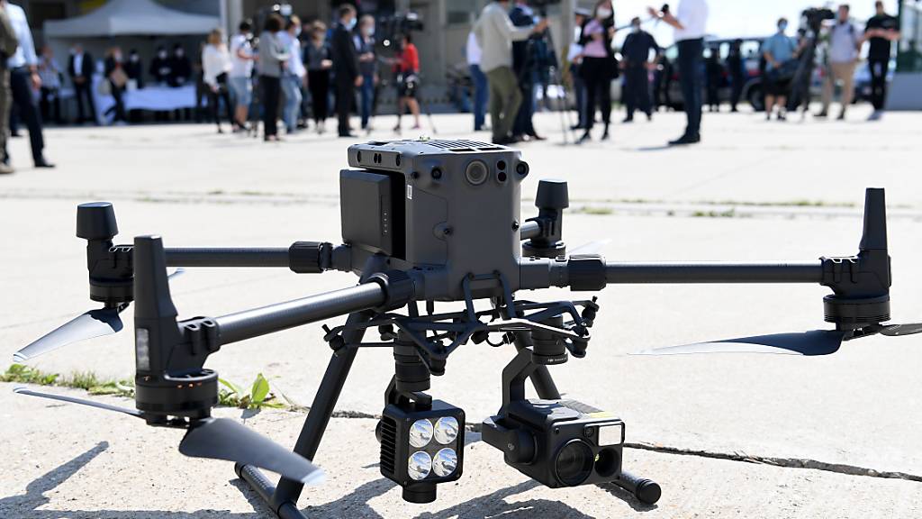 Eine Drohne ist im Rahmen einer Übung zur Grenzsicherung unter Verwendung von Drohnen im Einsatz. Das Land will künftig Drohnen zur Überwachung seiner Grenzen zu Ungarn und Slowenien nutzen. Ein Testprojekt läuft bis Ende des Jahres, dann soll entschieden werden, welche Systeme eingesetzt werden. Foto: Roland Schlager/APA/dpa
