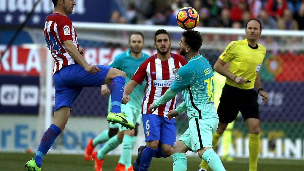 Barcelonas Siegtorschütze Lionel Messi im Duell mit der Atletico-Abwehr