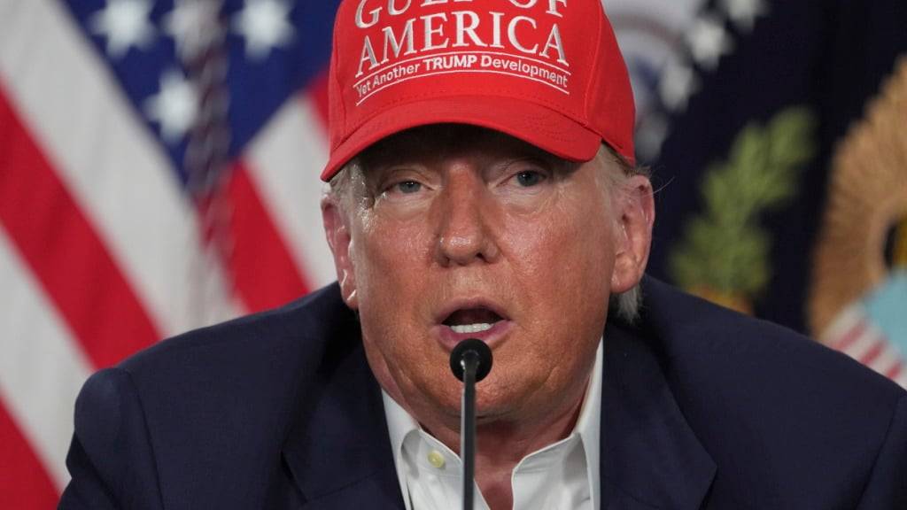 dpatopbilder - US-Präsident Donald Trump spricht während eines Rundtischgesprächs in «Alligator Alcatraz», einer neuen Haftanstalt für Migranten in der Dade-Collier-Ausbildungs- und Übergangseinrichtung. Foto: Evan Vucci/AP/dpa