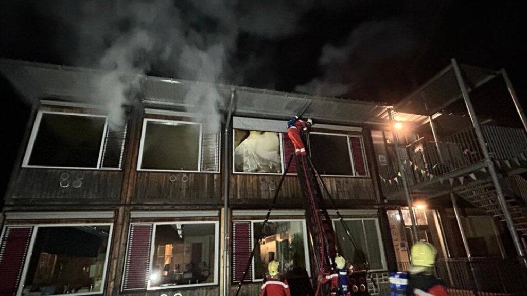 Die Feuerwehr löschte am frühen Donnerstagmorgen einen Brand im Schulhaus Auzelg in der Stadt Zürich.