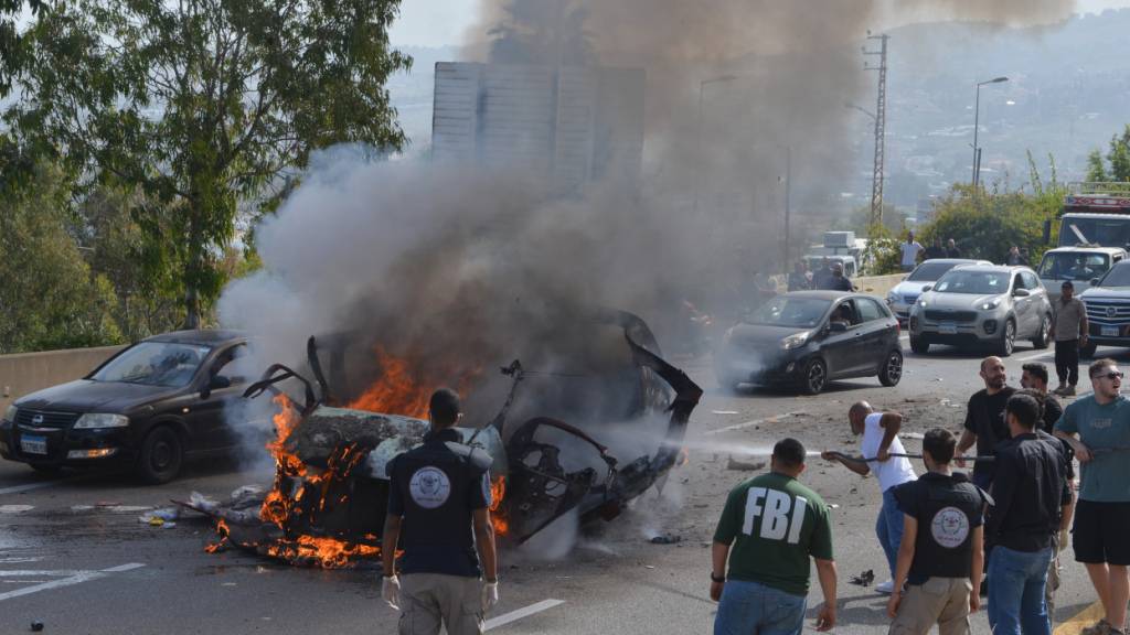 Brennendes Fahrzeug nach einem israelischen Luftangriff im Libanon. Foto: Mustafa Jamalddine/AP/dpa
