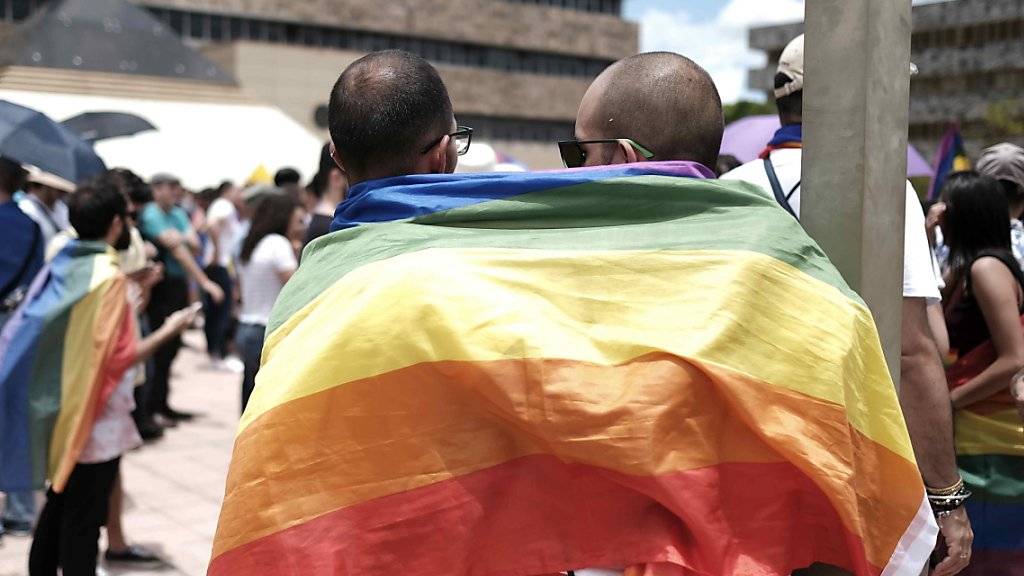 Der Nationalrat will Diskriminierungen von LGBTI-Menschen unter Strafe stellen. Beim Schutz geht er weiter als der Bundesrat. (Symbolbild)