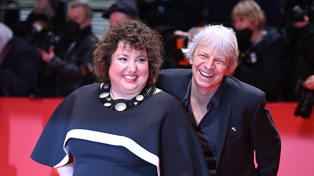 Schauspielerin Meltem Kaptan und Regisseur Andreas Dresen kommen zur Preisverleihung der Berlinale auf den roten Teppich im Berlinale-Palast. Foto: Jens Kalaene/dpa-Zentralbild/dpa