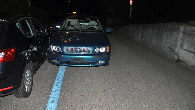 Olten SO, September 5: A driver escapes from a police checkpoint and damaged several vehicles in the process.  He did not have a valid driver's license and was allegedly under the influence of drugs.