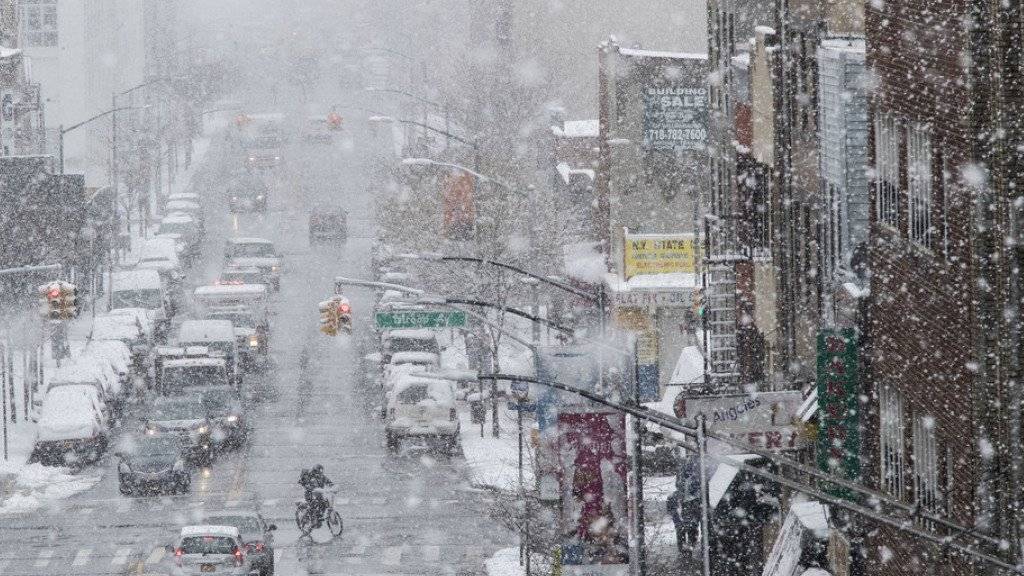 Wintersturmwetter auf der Flushing Avenue im New Yorker Stadtteil Brooklyn.
