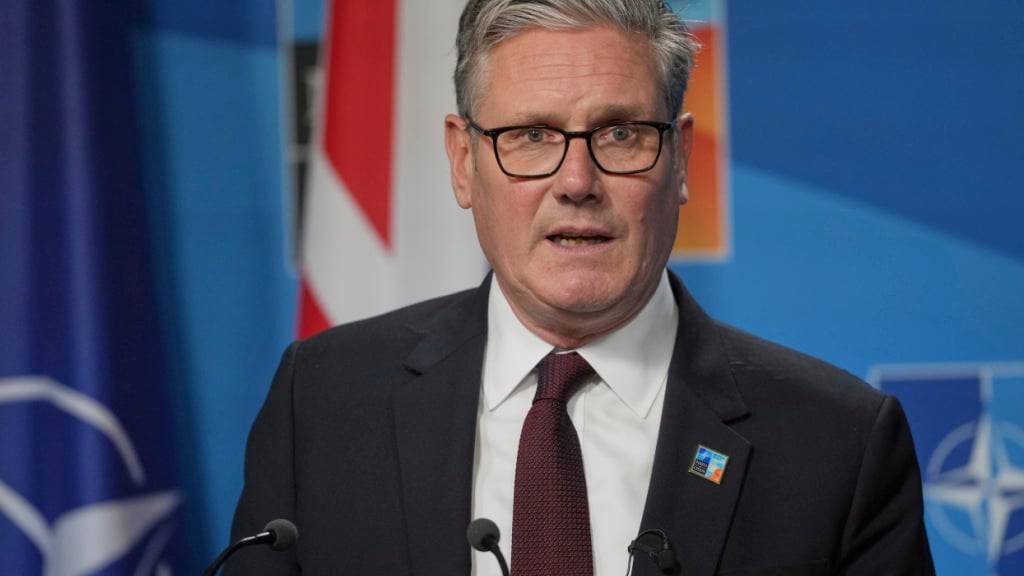ARCHIV - Der britische Premierminister Keir Starmer spricht während einer Pressekonferenz zum Abschluss des NATO-Gipfels. Foto: Kin Cheung/AP POOL/dpa