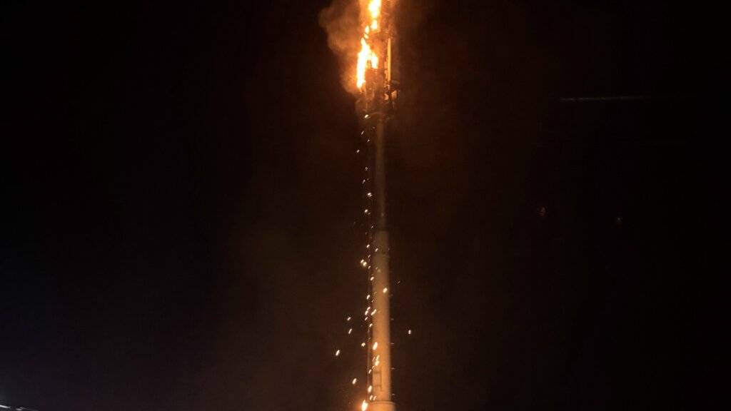 In Winterthur-Seen brannte am Sonntagabend ein Sendemast aus noch nicht geklärten Gründen.