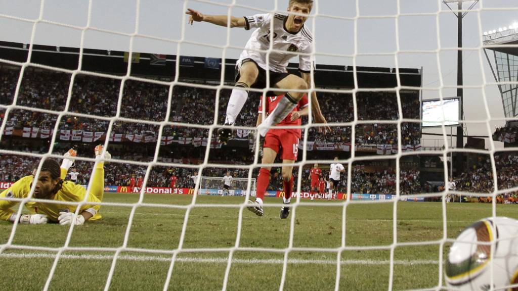2010, WM-Aus gegen Deutschland: Thomas Müller trifft im Achtelfinal zum 4:1 für die DFB-Elf