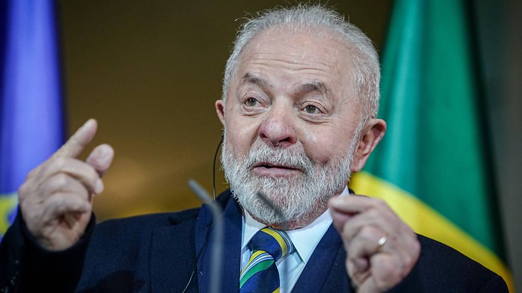 ARCHIV - Luiz Inacio Lula da Silva, Präsident von Brasilien, spricht während eines Besuchs in Berlin. Nach einer diplomatischen Auseinandersetzung über den Gaza-Krieg hat die brasilianische Regierung ihren Botschafter in Israel offiziell abgezogen. Foto: Kay Nietfeld/dpa