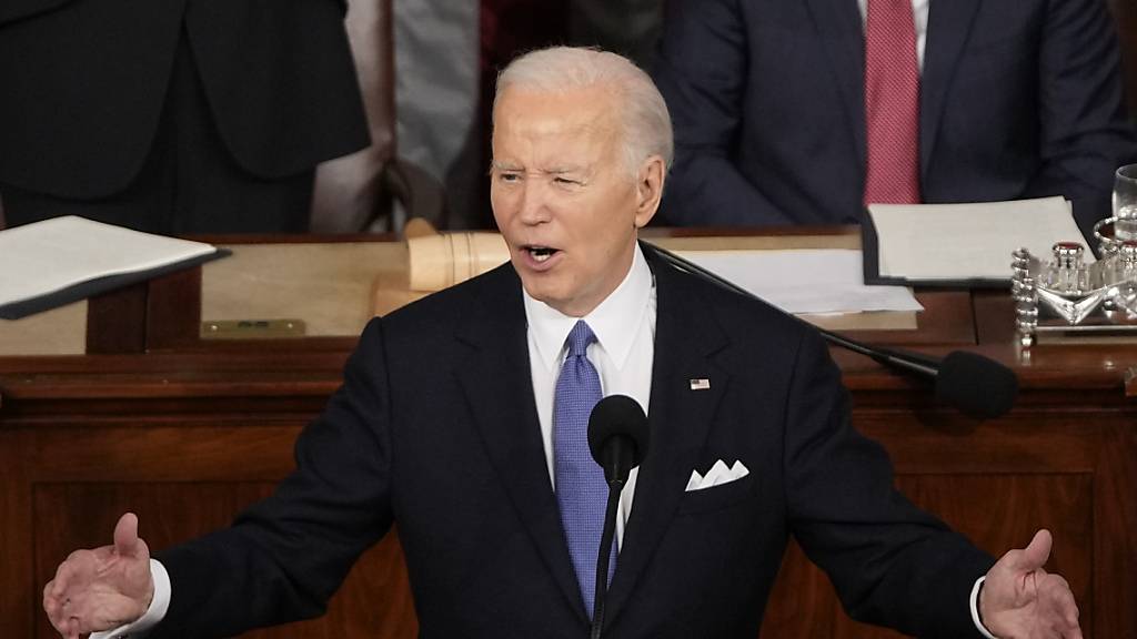 US-Präsident Joe Biden hält die Rede zur Lage der Nation im US-Kapitol. Foto: Mark Schiefelbein/AP