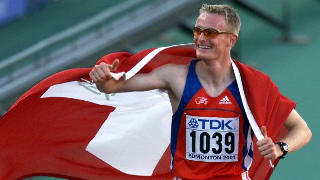 André Bucher lässt sich nach seinem WM-Triumph über 800 m auf der Ehrenrunde feiern