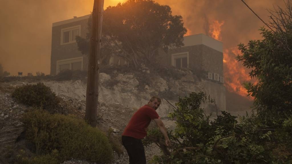 Einheimische kämpfen auf der griechischen Insel Rhodos gegen Waldbrände. (Archivbild)