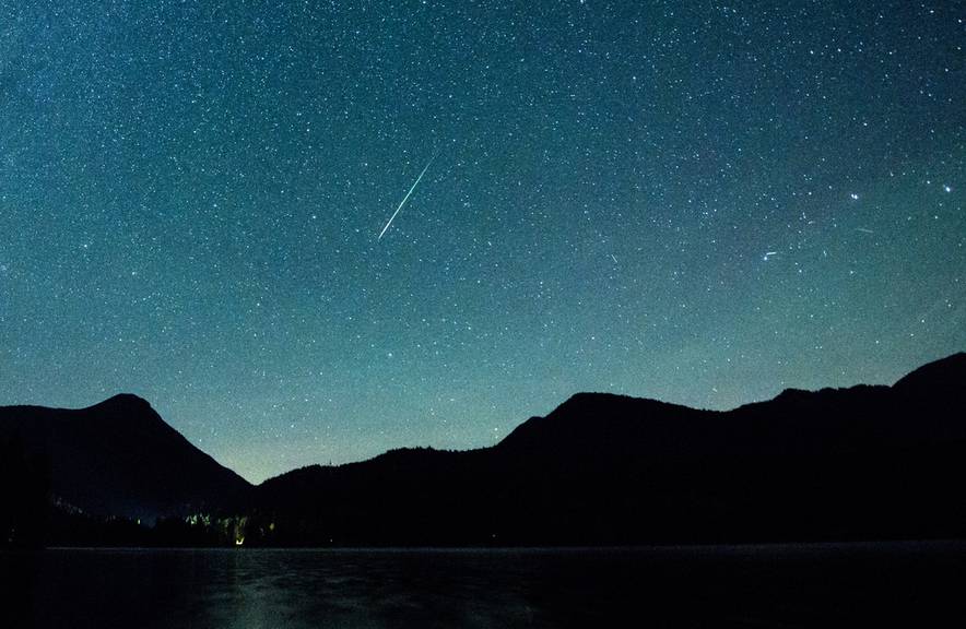 Sternschnuppen entstehen durch Meteore, die in die Erdatmosphäre eindringen.